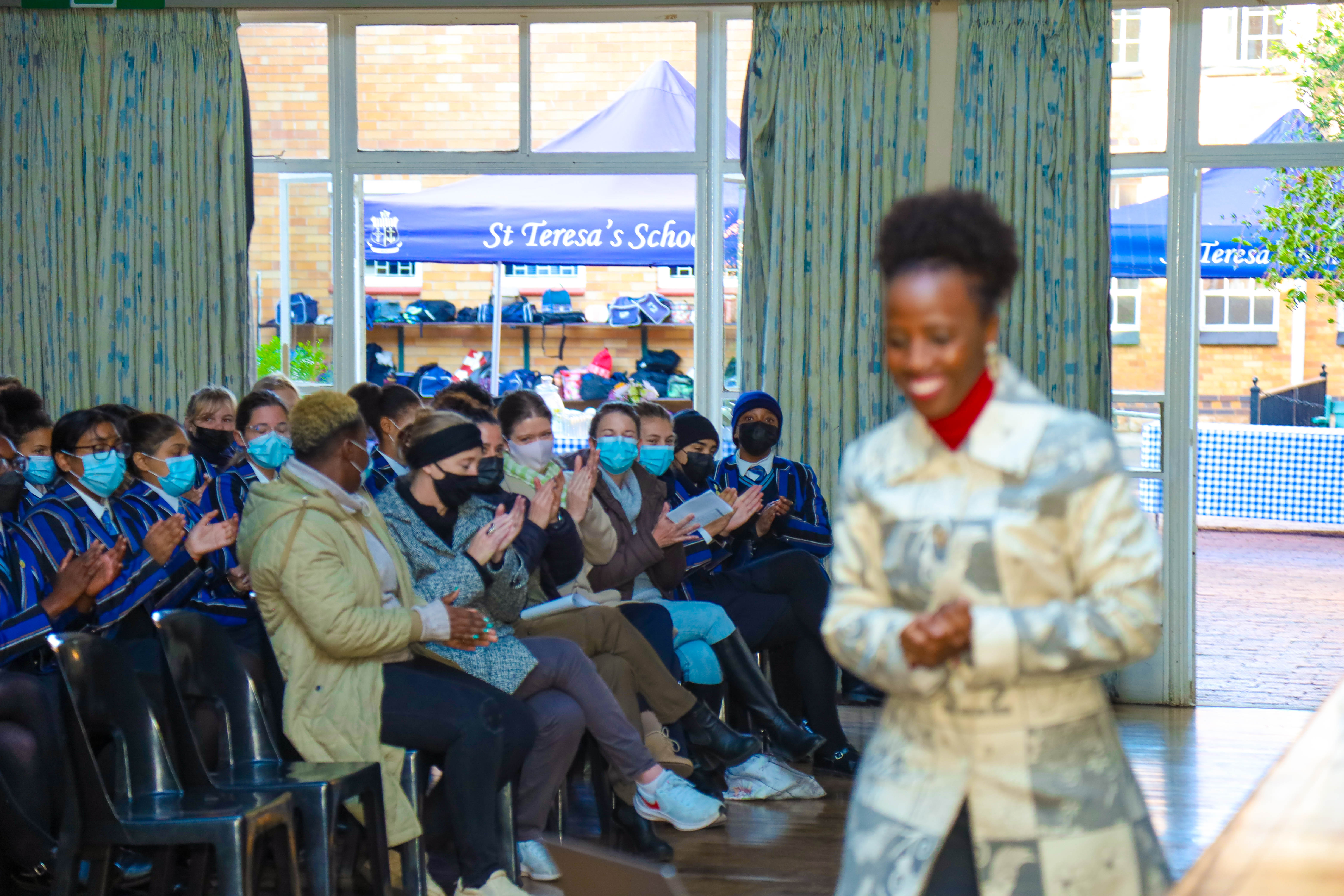 khanyi Mlambo célébrant la Journée de la jeunesse à l'école Mother Teressa.