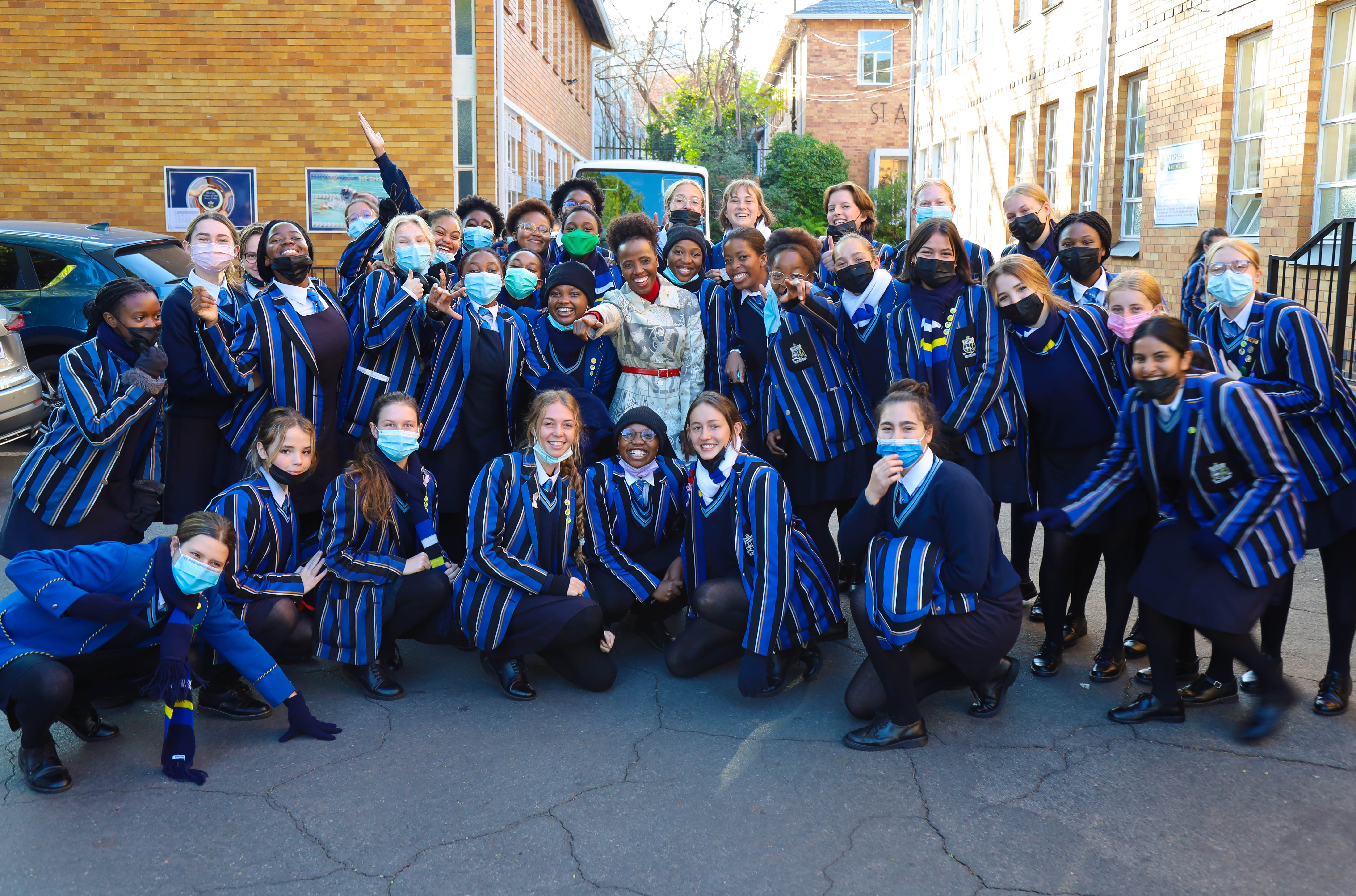 khanyi Mlambo célébrant la Journée de la jeunesse à l'école Mother Teressa.