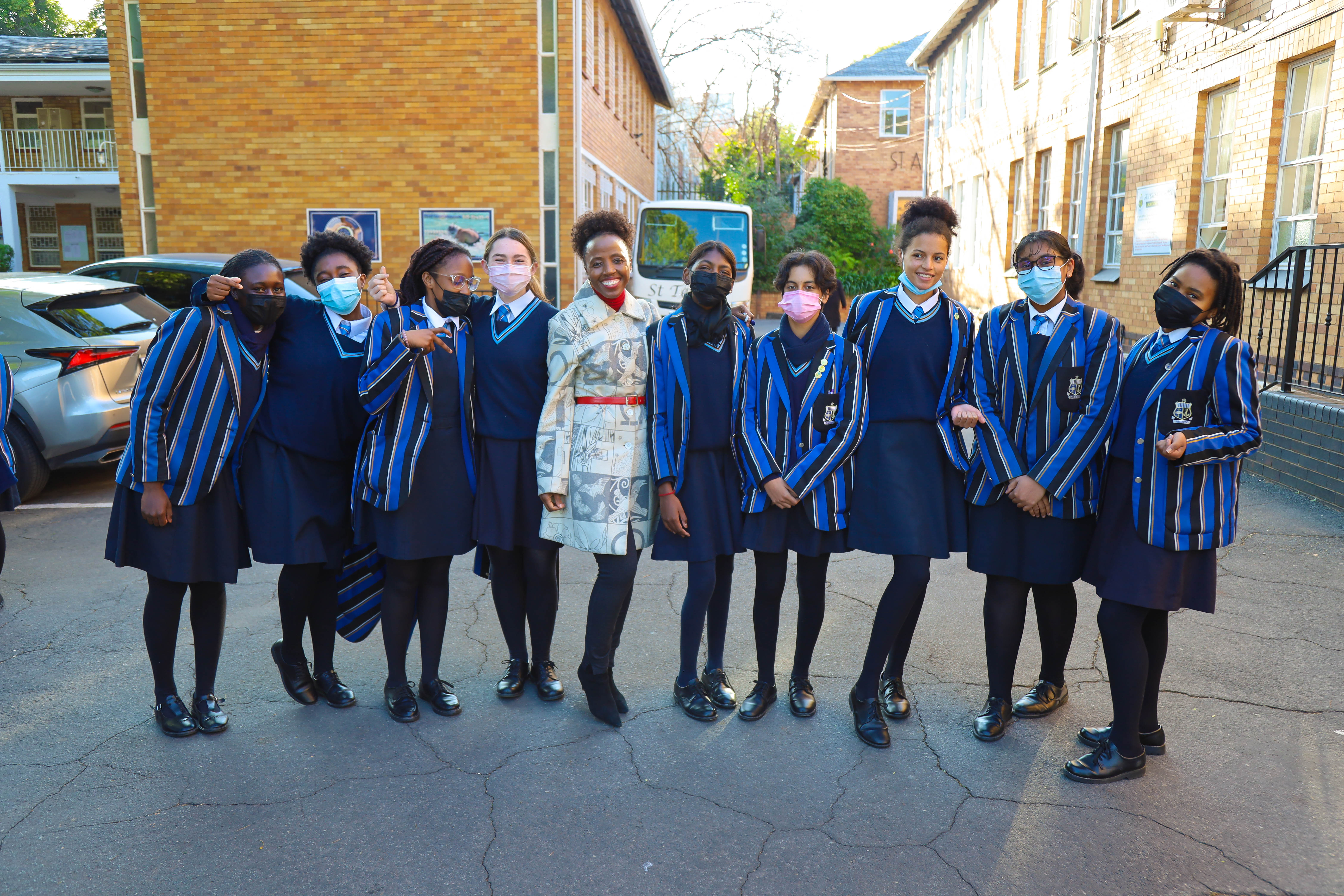 khanyi Mlambo célébrant la Journée de la jeunesse à l'école Mother Teressa.