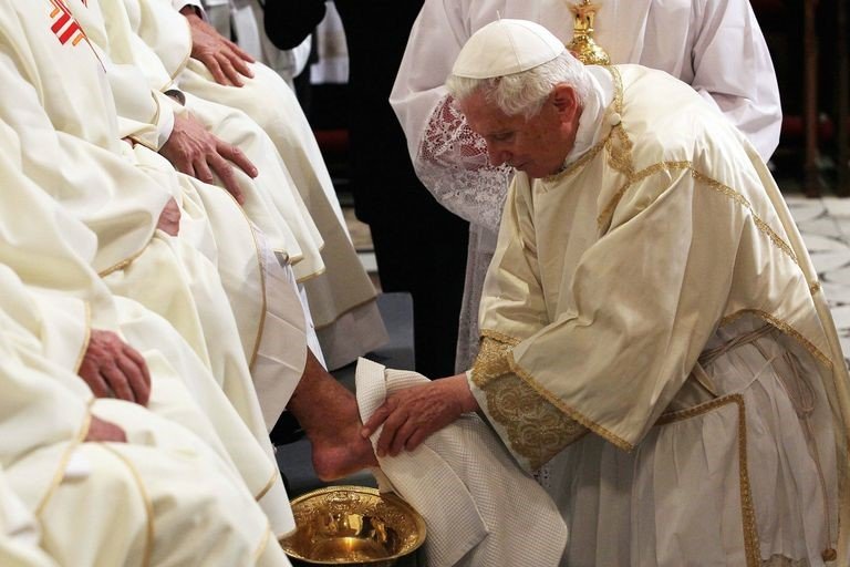 (Le pape Benoît XVI participe à un service de lavement des pieds pendant la messe de la Cène du Seigneur à la basilique Saint-Jean de Saint-Jean-de-Latran le 5 avril 2012 à Rome, en Italie.)