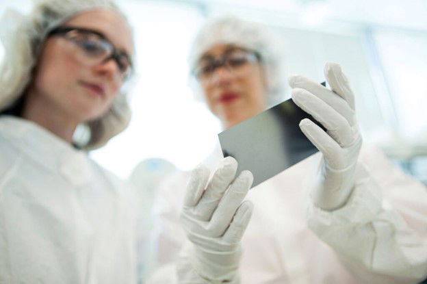 Twist Bioscience utiliza el chip de silicio que se muestra en esta imagen para "escribir" el ADN a escala comercial. Un chip de este tamaño produce alrededor de 1 millón de oligonucleótidos. La empresa indica que sigue miniaturizando la síntesis de ADN, y que en unos años podrá fabricar billones de oligonucleótidos por chip.