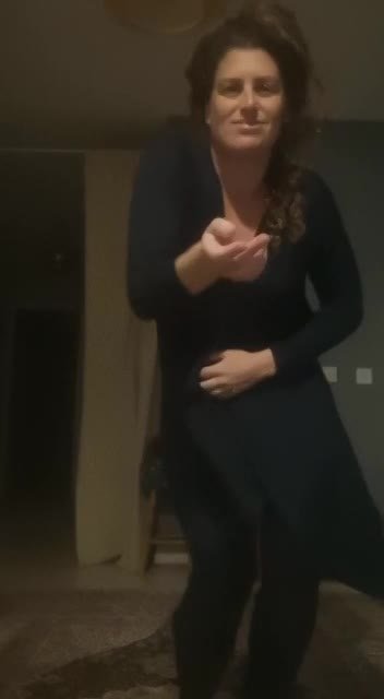 אישה רוקדת את עצמה  thumbnail