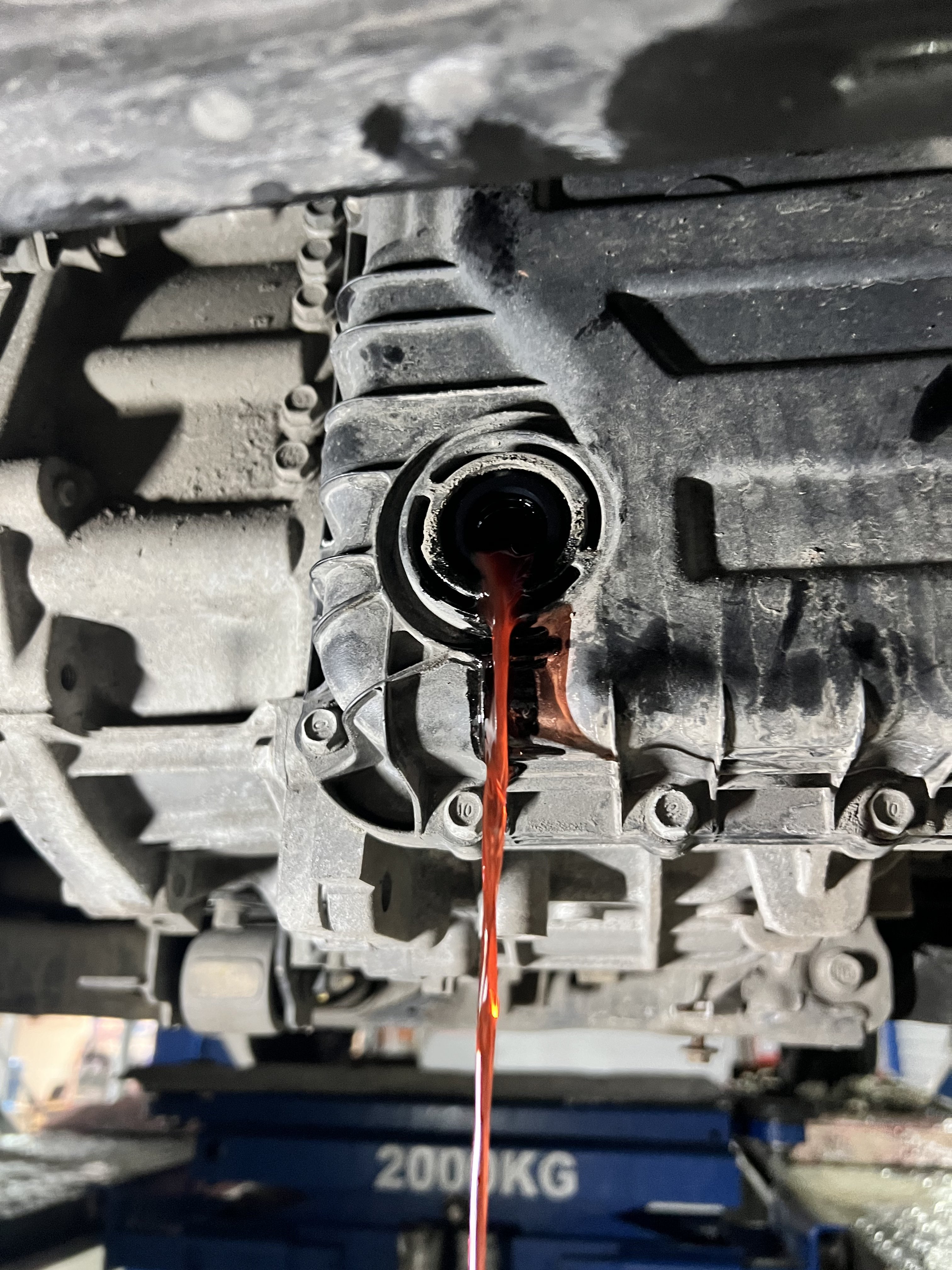 Открываем контрольную пробку для корректировки уровня масла в акпп Hyundai Creta