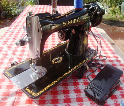 VINTAGE VISETTI SUPER DE LUXE ZIG ZAG SEWING MACHINE (AS ADVERTISED IN LIFE)