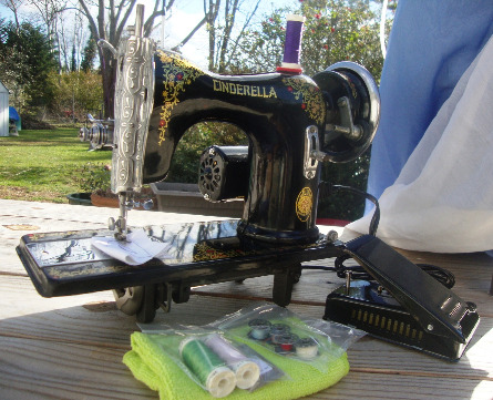 VINTAGE VISETTI SUPER DE LUXE ZIG ZAG SEWING MACHINE (AS ADVERTISED IN LIFE)