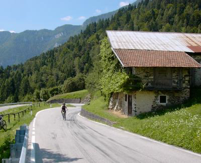 Hand hält kompass vor passo giau-bergen im hintergrund in den