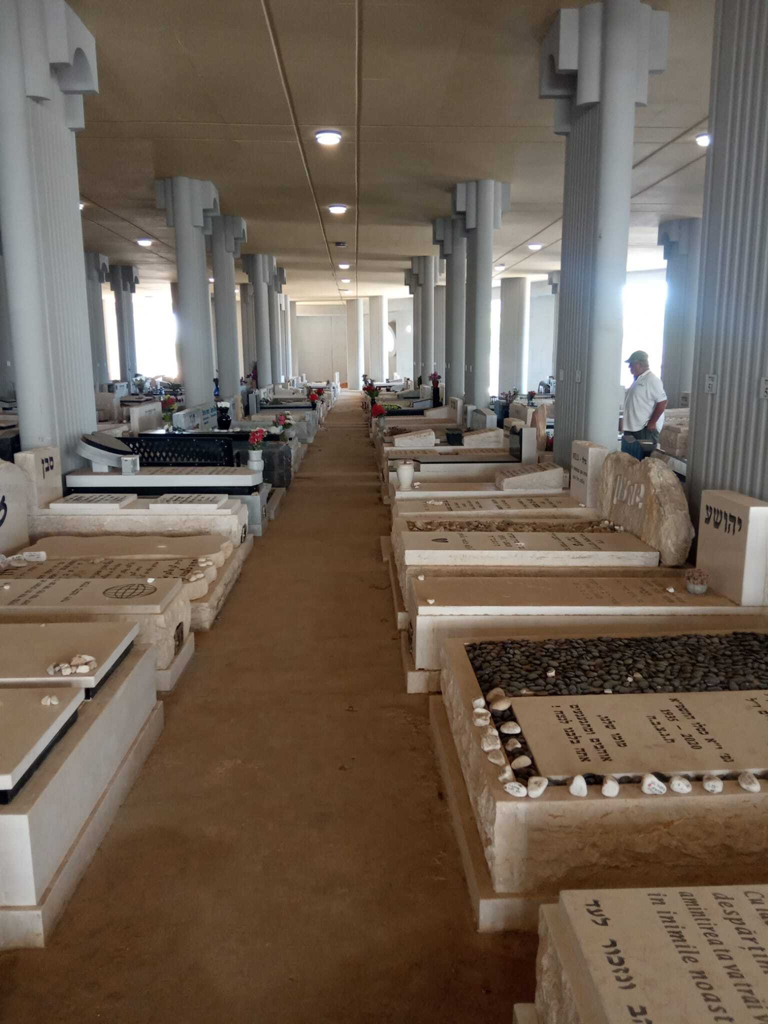 מצבות בקבורה רמה נבנות באולמות על רצפה יצוקה מבטון