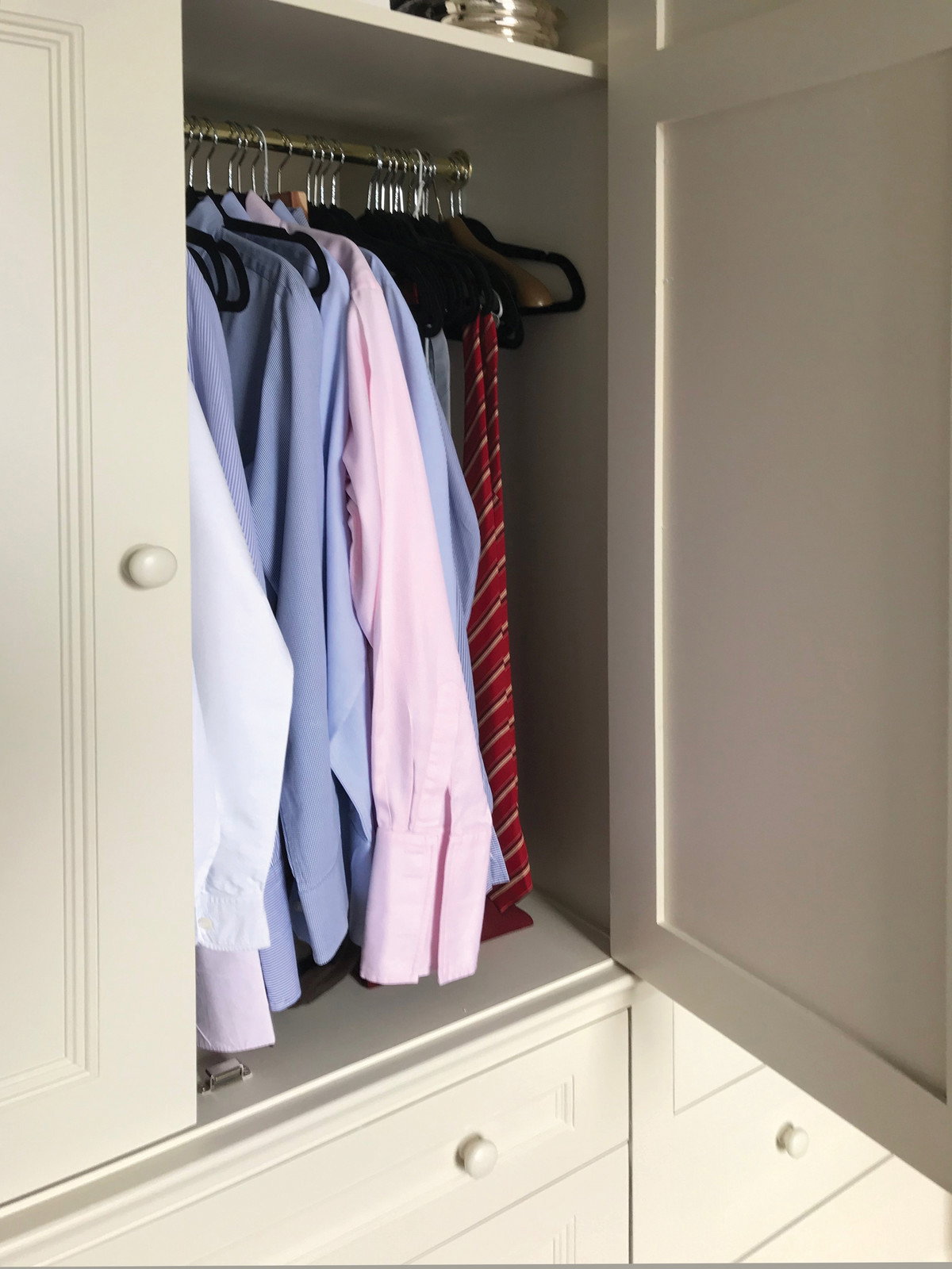 WARDROBE WITH OPENING DOORS