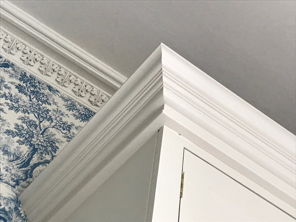 WARDROBE WITH OPENING DOORS