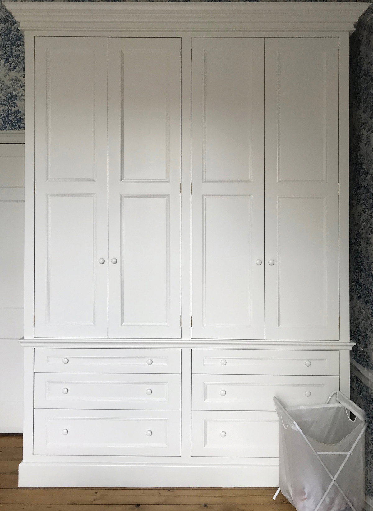 WARDROBE WITH OPENING DOORS