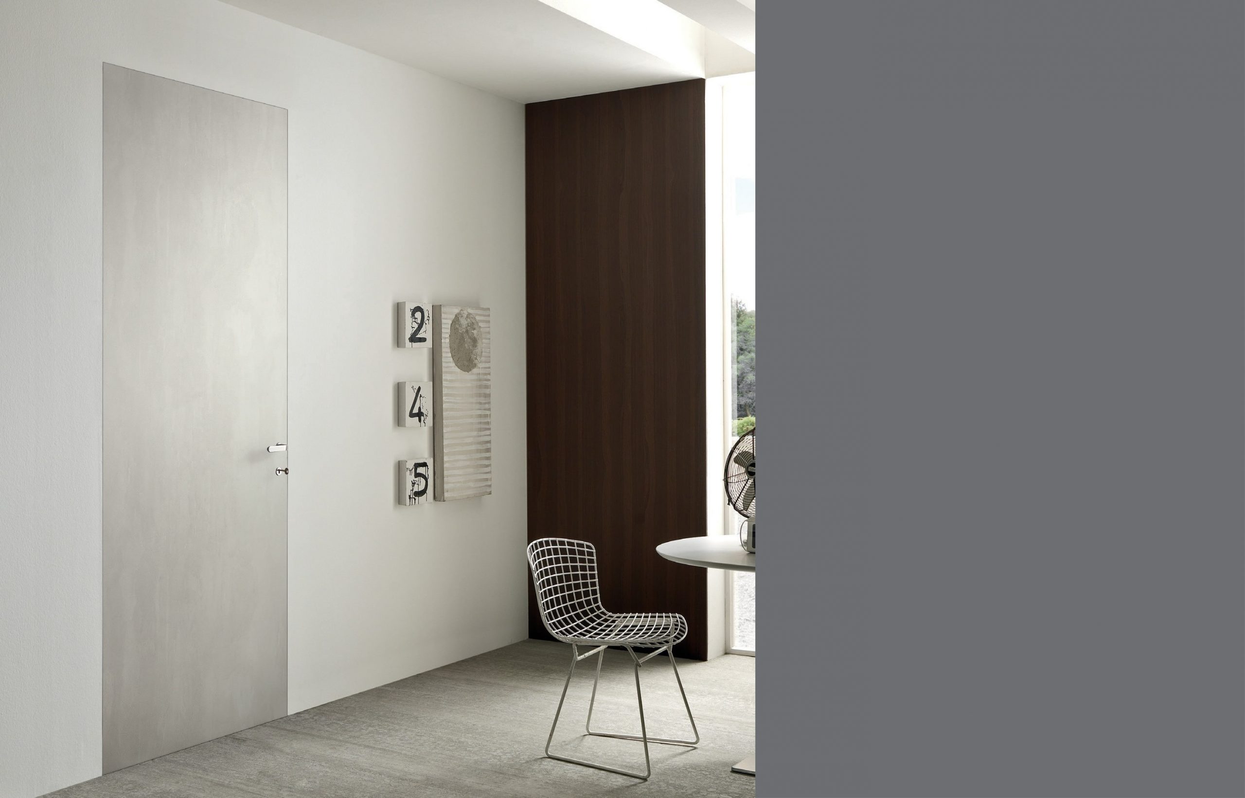 Εσωτερικές πόρτες με κρυφή κάσα αλουμινίου χωνευτή στον τοίχο.