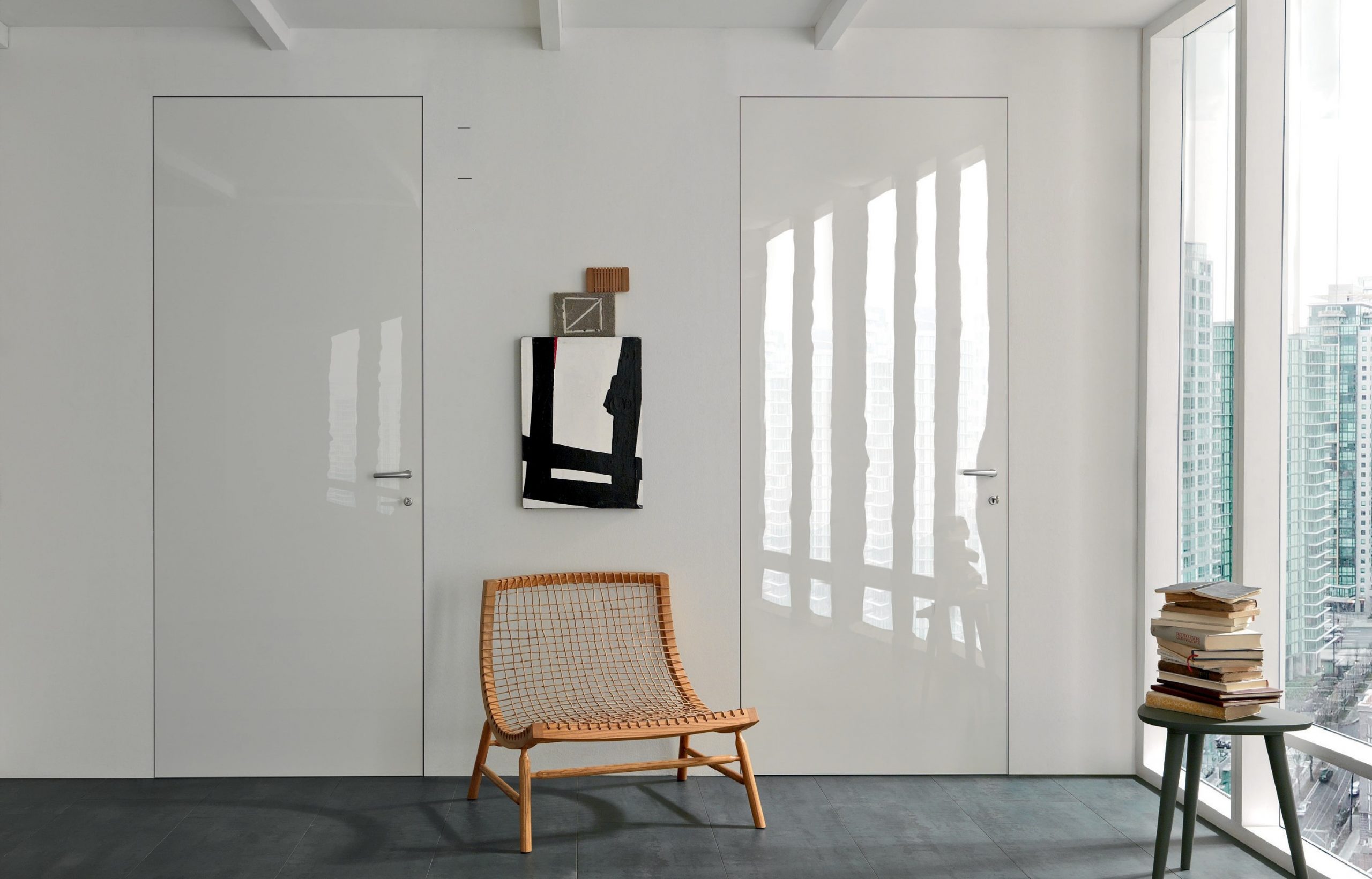 Εσωτερικές πόρτες με κρυφή κάσα αλουμινίου χωνευτή στον τοίχο.