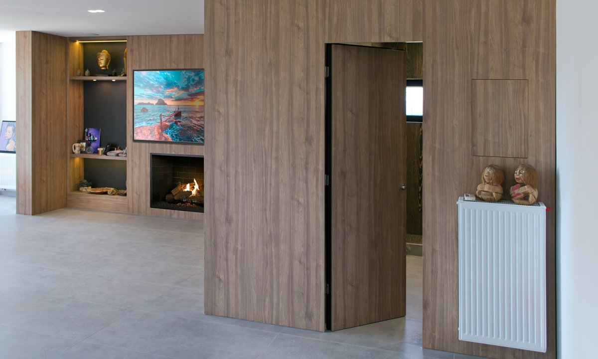 Εσωτερικές πόρτες με κρυφή κάσα αλουμινίου χωνευτή στον τοίχο.