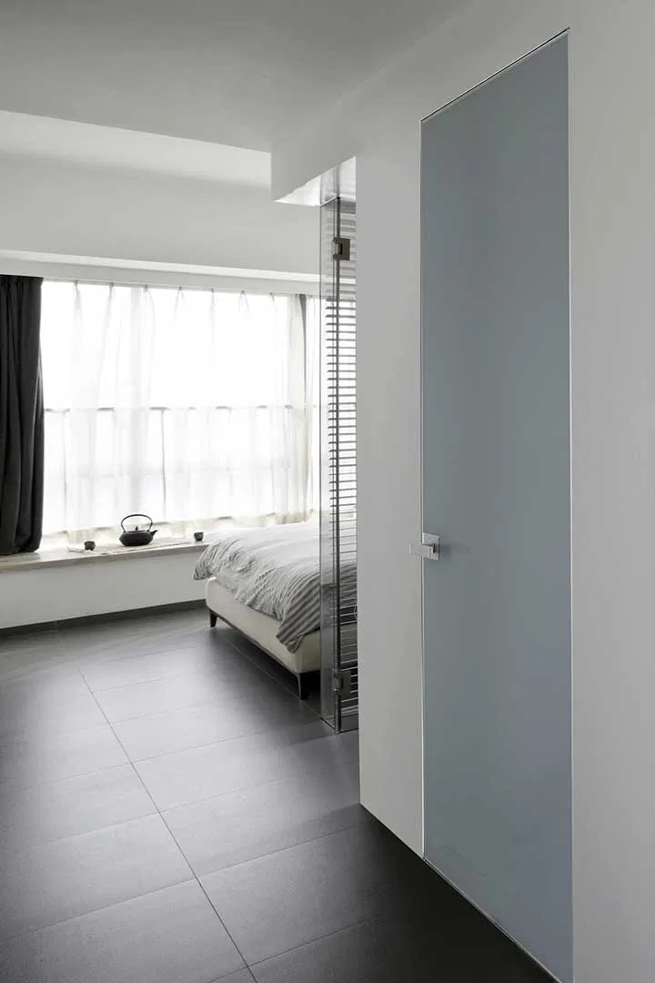 Εσωτερικές πόρτες με κρυφή κάσα αλουμινίου χωνευτή στον τοίχο.