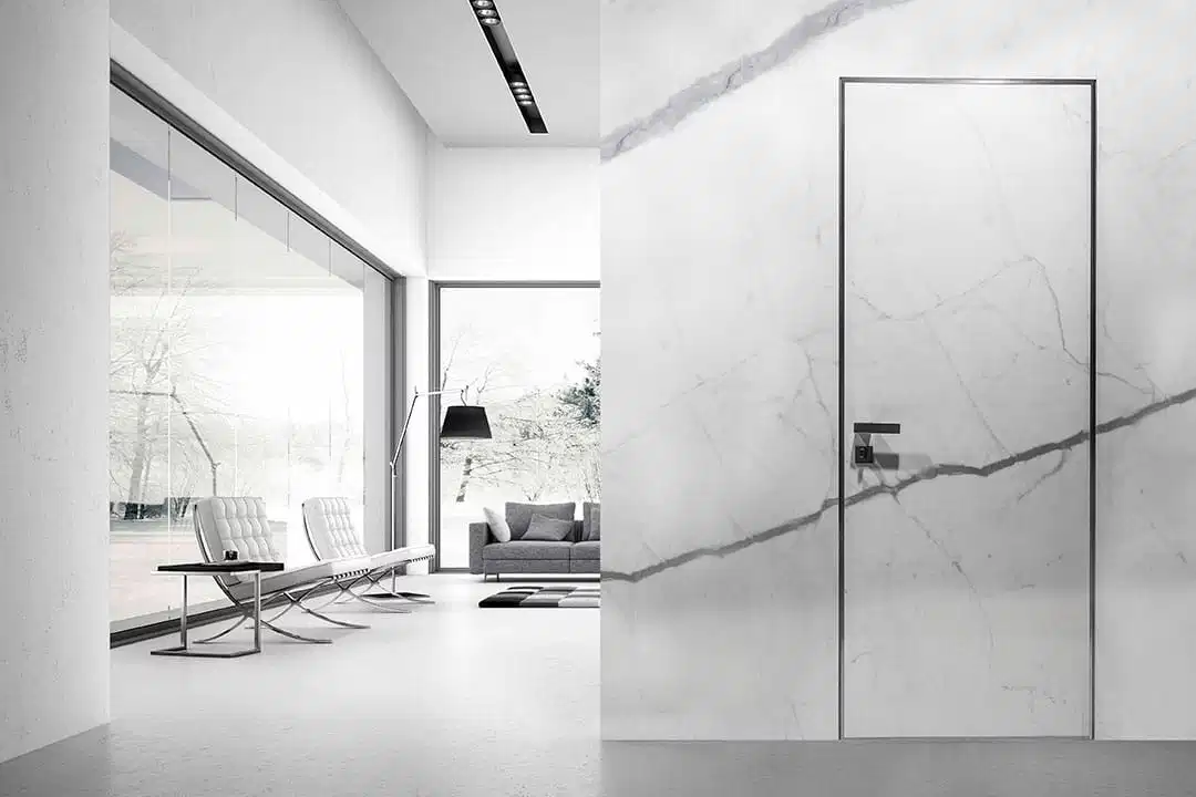 Εσωτερικές πόρτες με κρυφή κάσα αλουμινίου χωνευτή στον τοίχο.