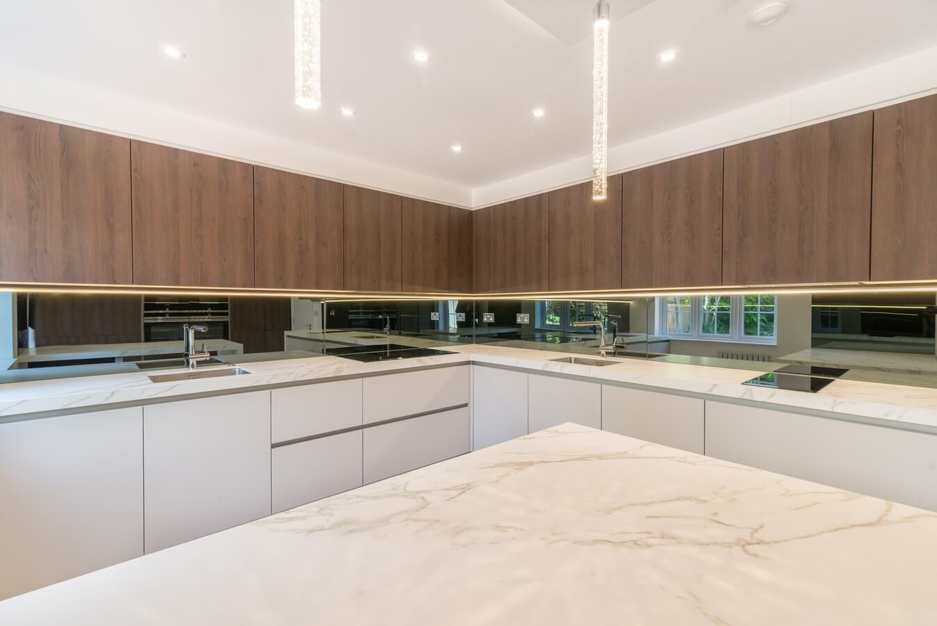 OAK, MARBLE & WHITE GLOSS