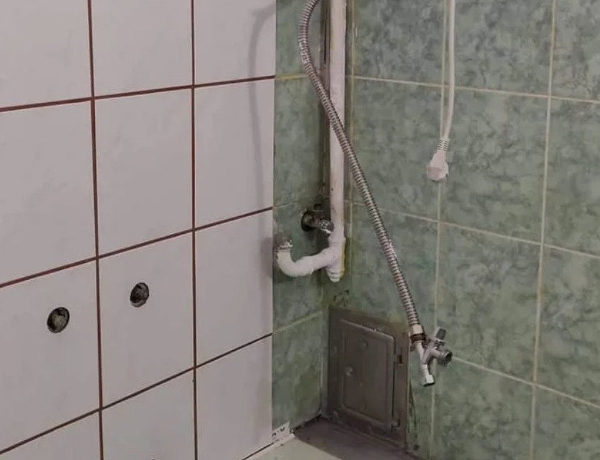 Csempére csempe burkolása budapesti fürdőszobában