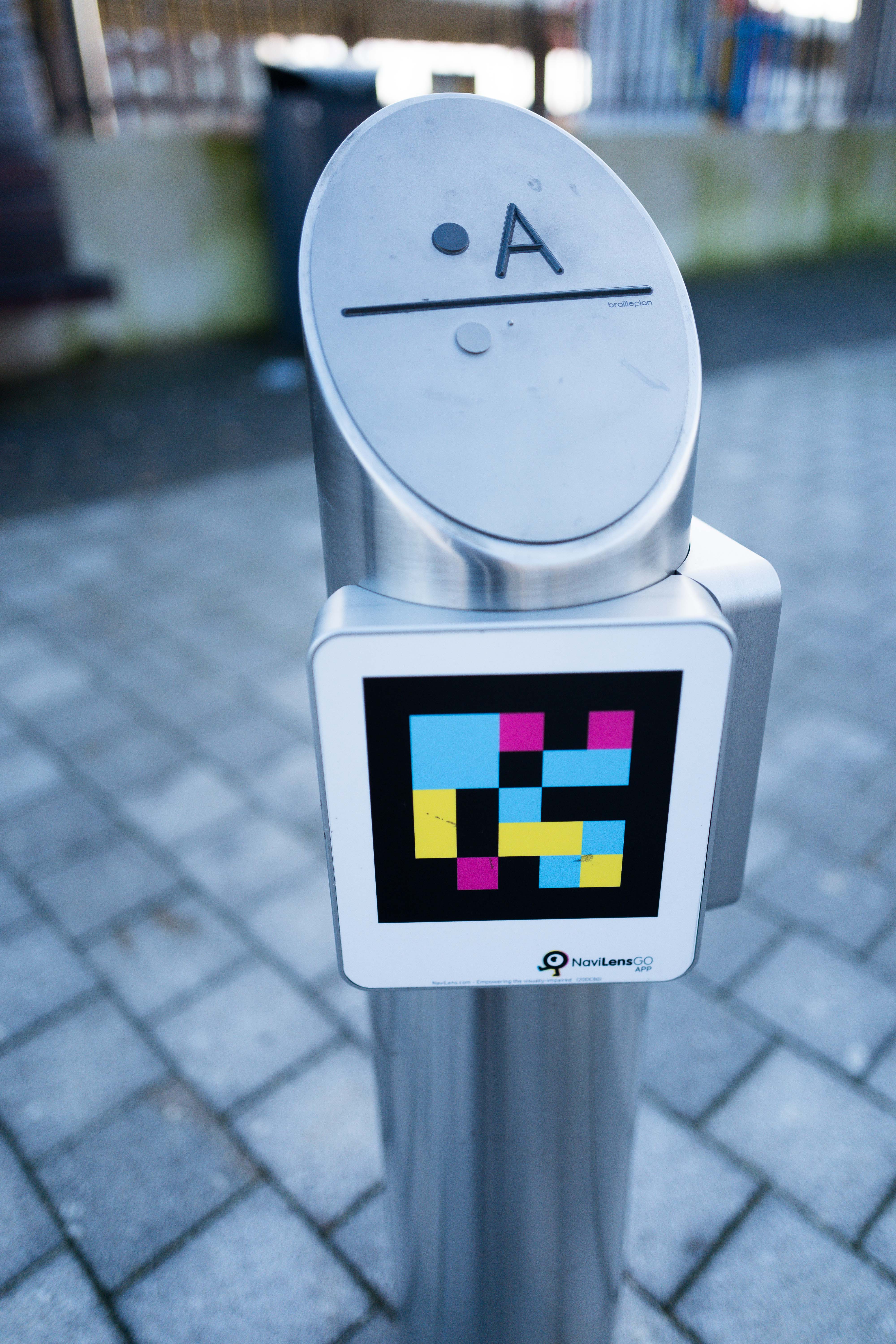 Braille pole with Navilens QR code