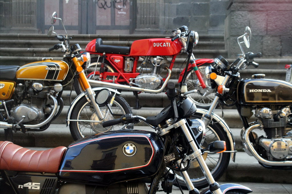 AUTOMOVILES  Y MOTOCICLETAS CLASICAS