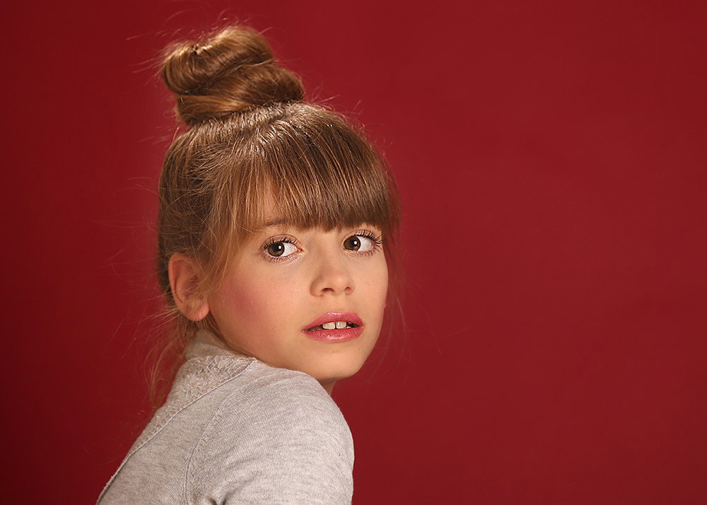 Automatically the girl turns into a girl, and this is the opportunity to indulge in a set of photos for the celebration, for her, or for the whole family.