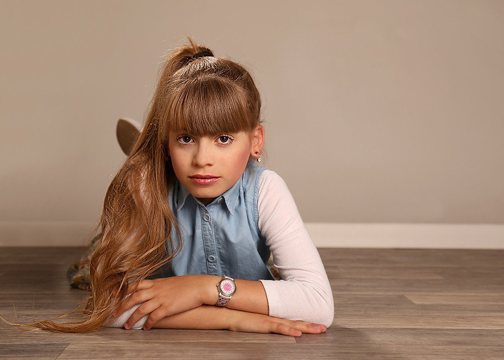 Automatically the girl turns into a girl, and this is the opportunity to indulge in a set of photos for the celebration, for her, or for the whole family.