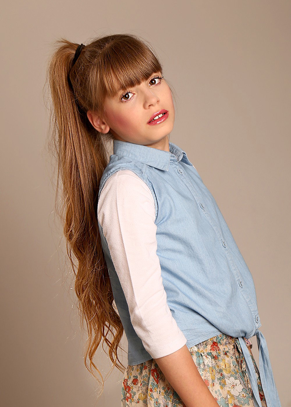 Automatically the girl turns into a girl, and this is the opportunity to indulge in a set of photos for the celebration, for her, or for the whole family.