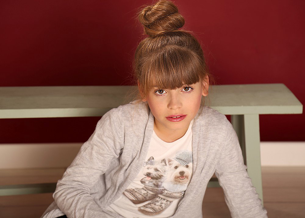 Automatically the girl turns into a girl, and this is the opportunity to indulge in a set of photos for the celebration, for her, or for the whole family.