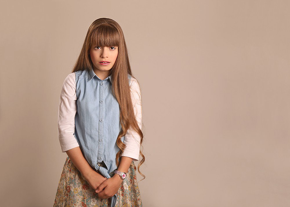 Automatically the girl turns into a girl, and this is the opportunity to indulge in a set of photos for the celebration, for her, or for the whole family.