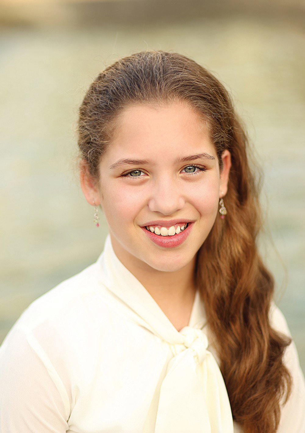 Automatically the girl turns into a girl, and this is the opportunity to indulge in a set of photos for the celebration, for her, or for the whole family.