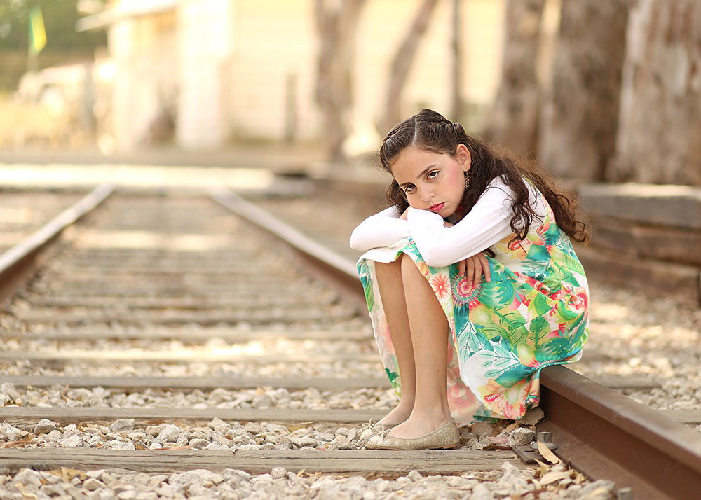 Automatically the girl turns into a girl, and this is the opportunity to indulge in a set of photos for the celebration, for her, or for the whole family.