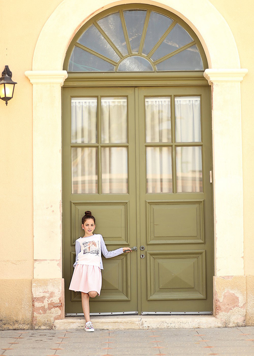 Automatically the girl turns into a girl, and this is the opportunity to indulge in a set of photos for the celebration, for her, or for the whole family.