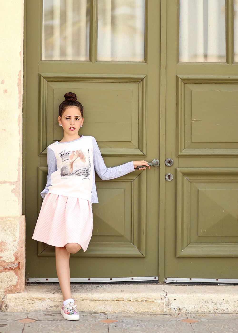 Automatically the girl turns into a girl, and this is the opportunity to indulge in a set of photos for the celebration, for her, or for the whole family.