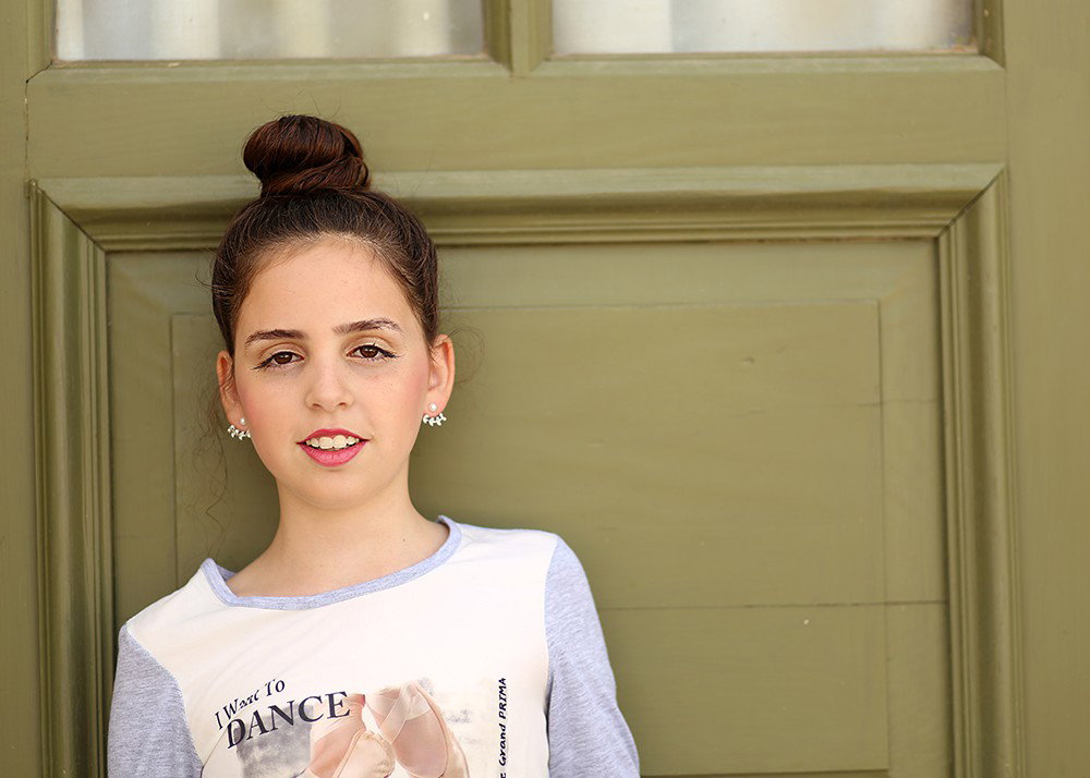 Automatically the girl turns into a girl, and this is the opportunity to indulge in a set of photos for the celebration, for her, or for the whole family.