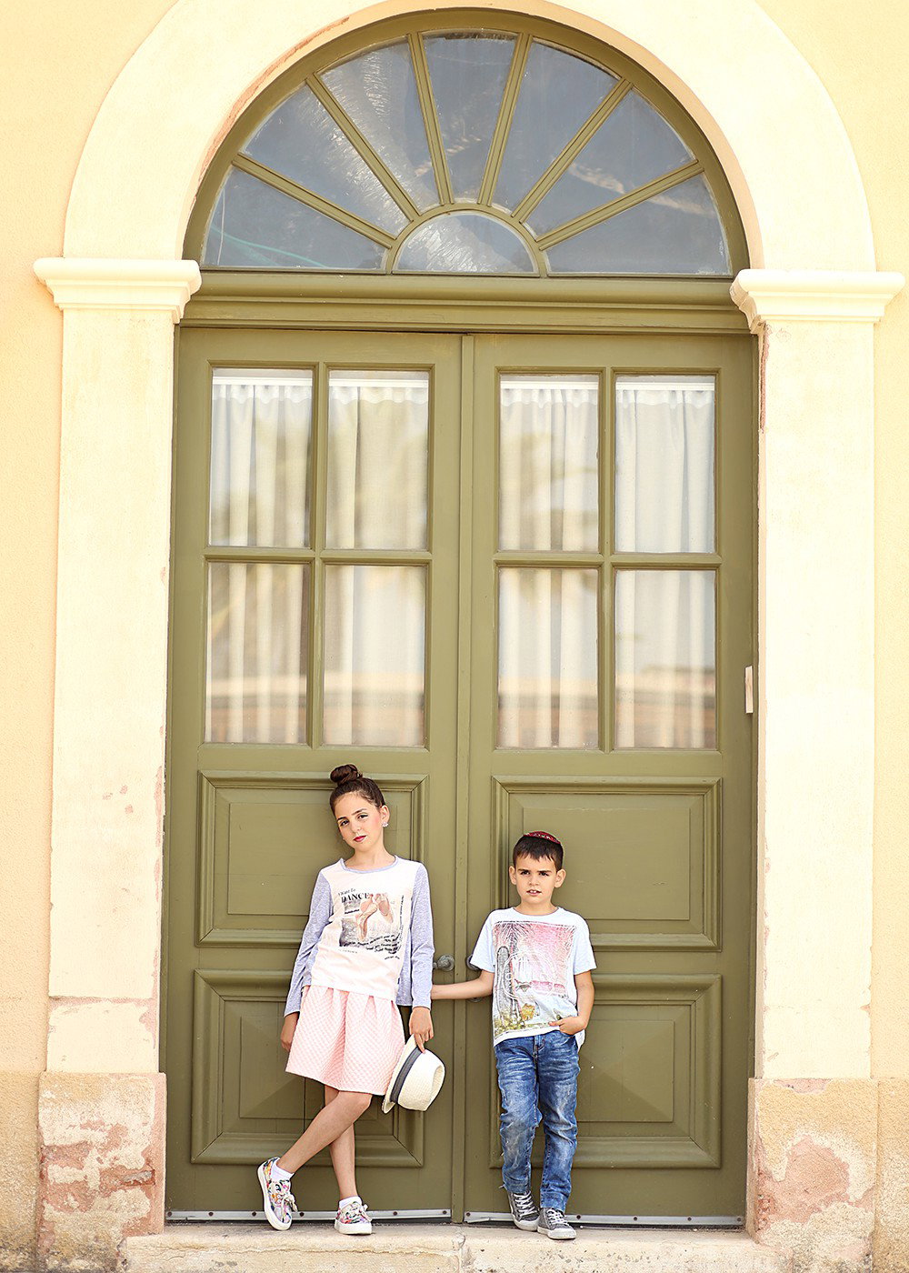 Automatically the girl turns into a girl, and this is the opportunity to indulge in a set of photos for the celebration, for her, or for the whole family.