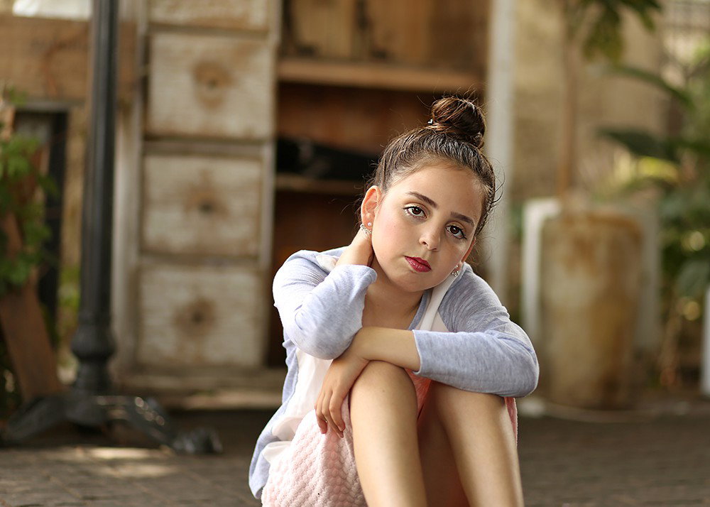 Automatically the girl turns into a girl, and this is the opportunity to indulge in a set of photos for the celebration, for her, or for the whole family.