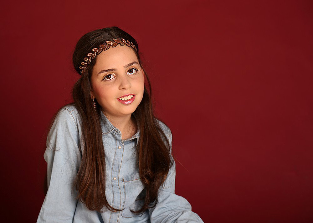 Automatically the girl turns into a girl, and this is the opportunity to indulge in a set of photos for the celebration, for her, or for the whole family.