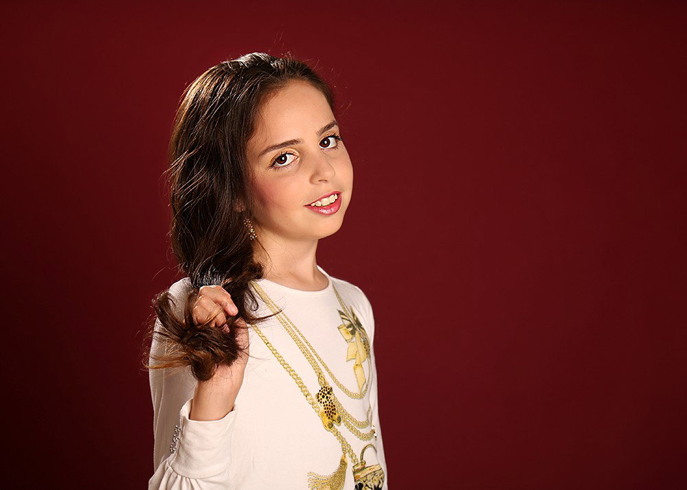 Automatically the girl turns into a girl, and this is the opportunity to indulge in a set of photos for the celebration, for her, or for the whole family.