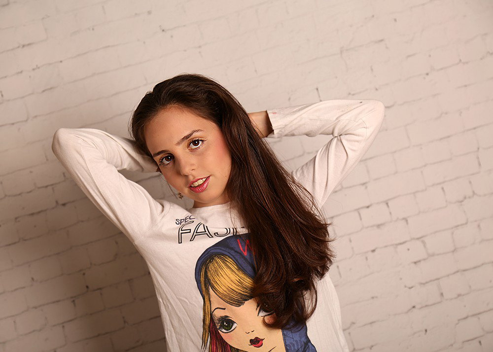 Automatically the girl turns into a girl, and this is the opportunity to indulge in a set of photos for the celebration, for her, or for the whole family.