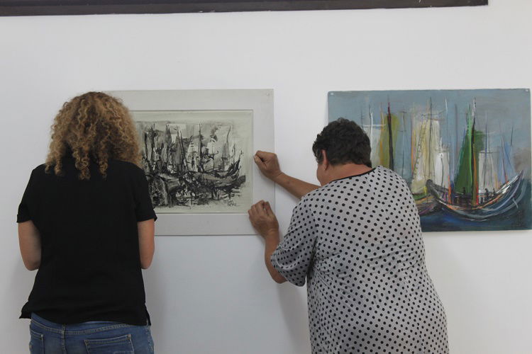 ענת גלילי בלום והאוצרת נגה ארד אילון בתליית תערוכה של מוטקה בלום בגלריה זלאיטארט, 2017