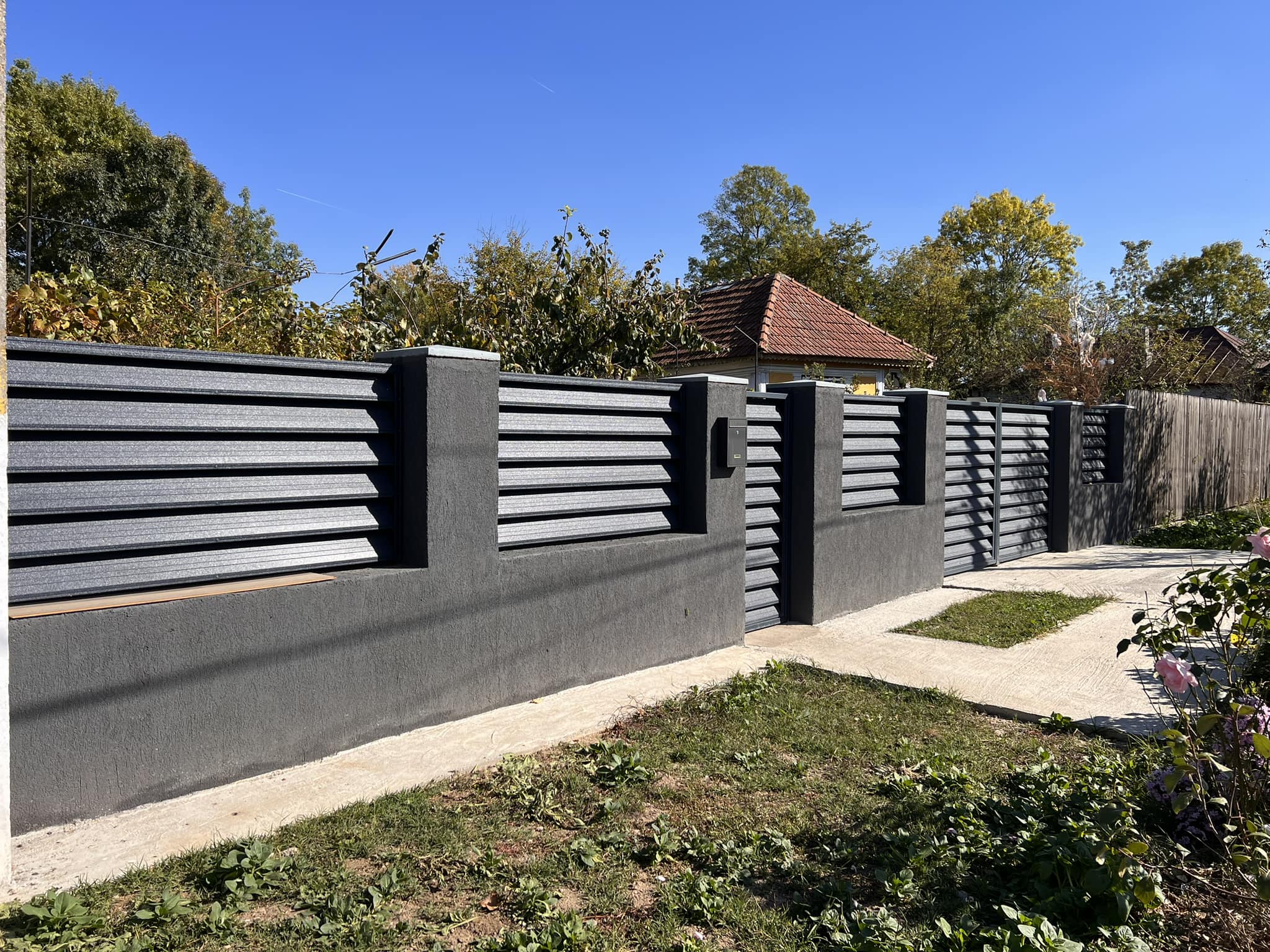 Venetian blind fences