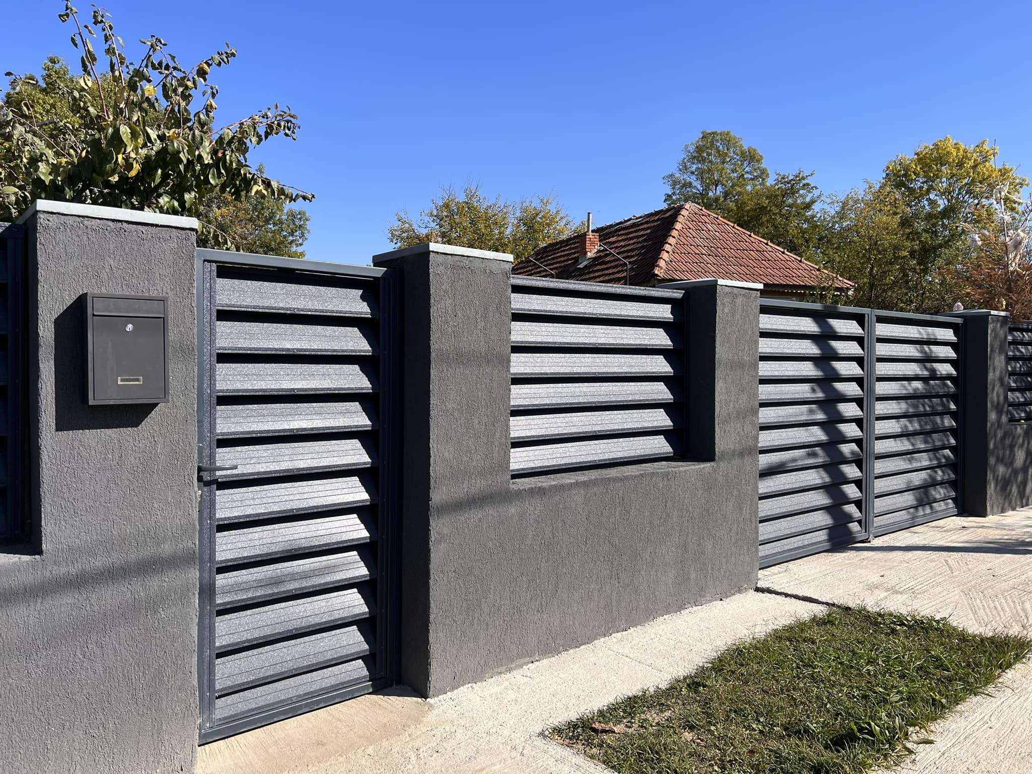 Venetian blind fences