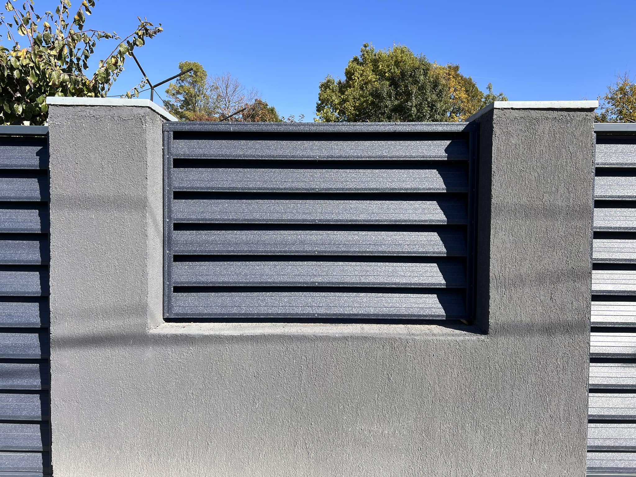 Venetian blind fences