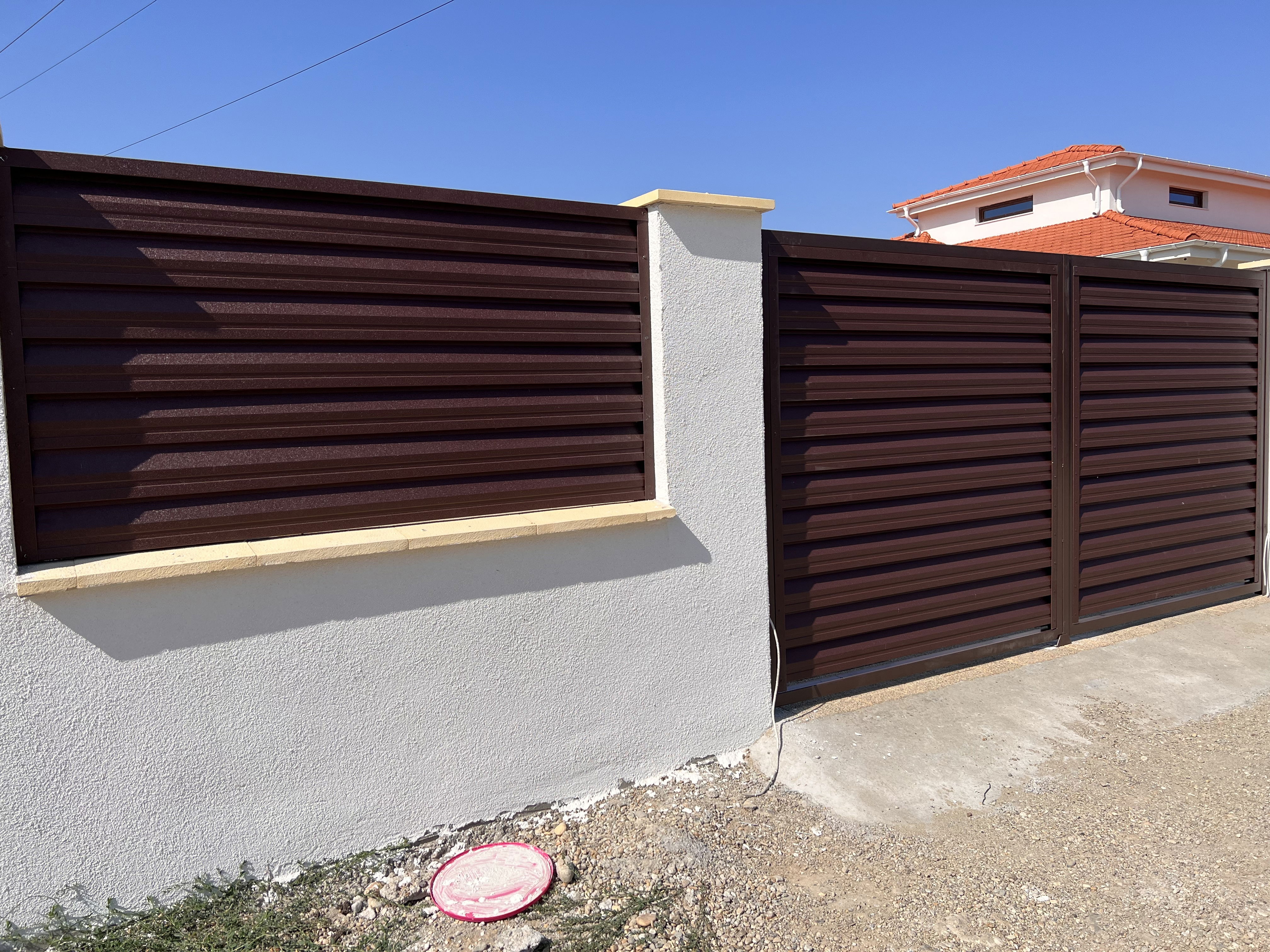 Venetian blind fences