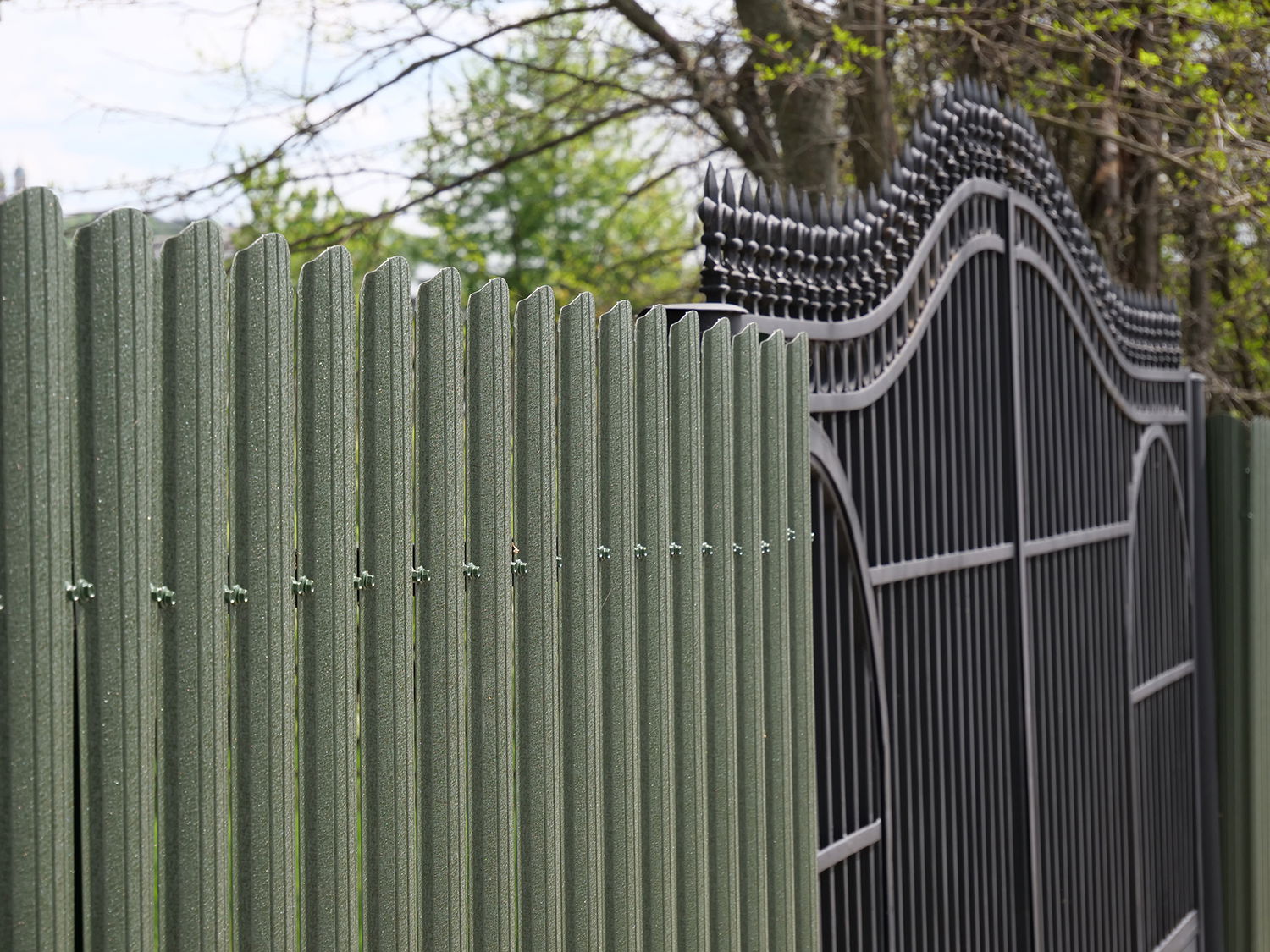 Metal slatted fences