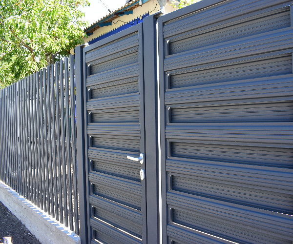 Metal slatted fences
