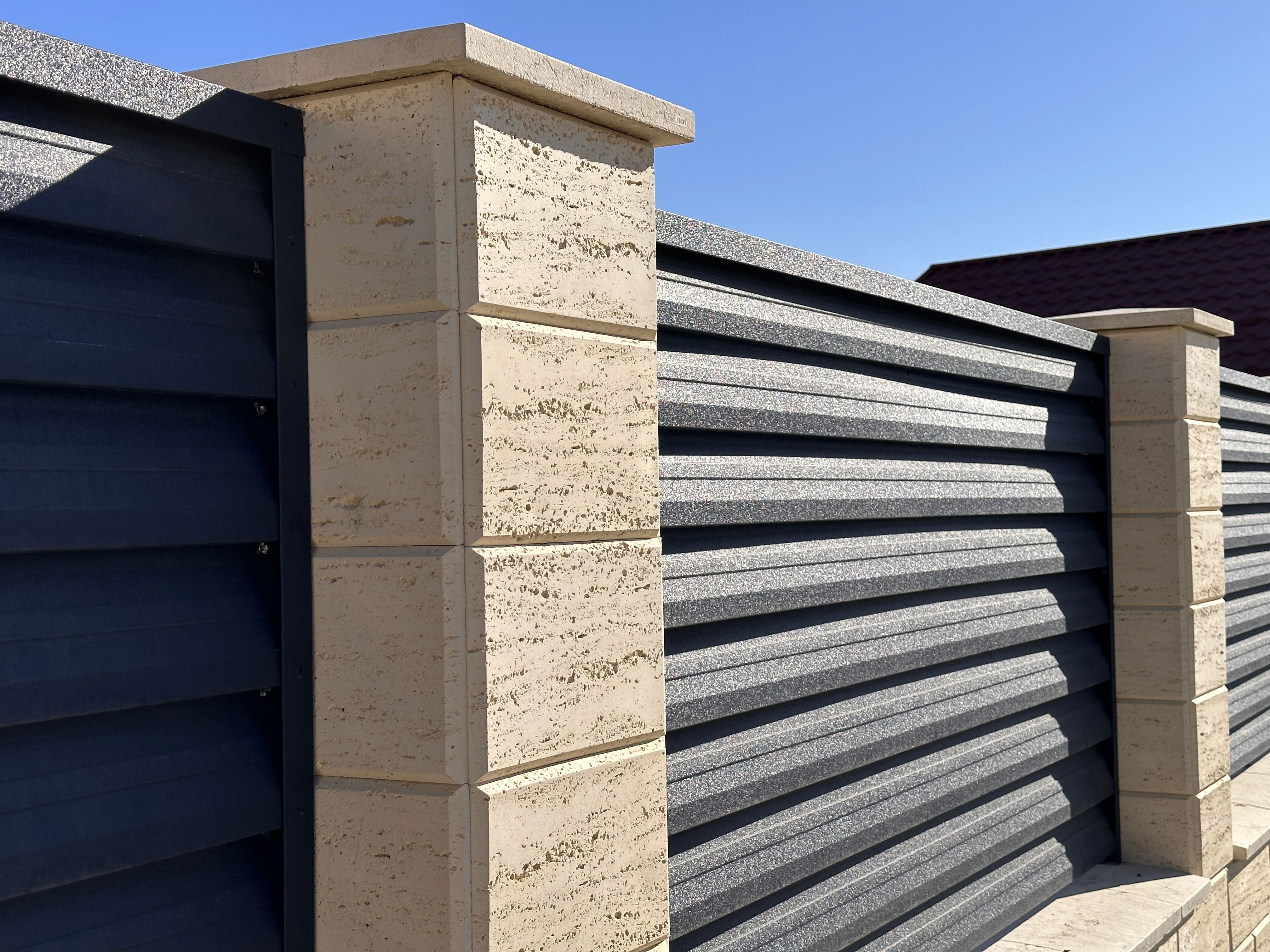 Venetian blind fences