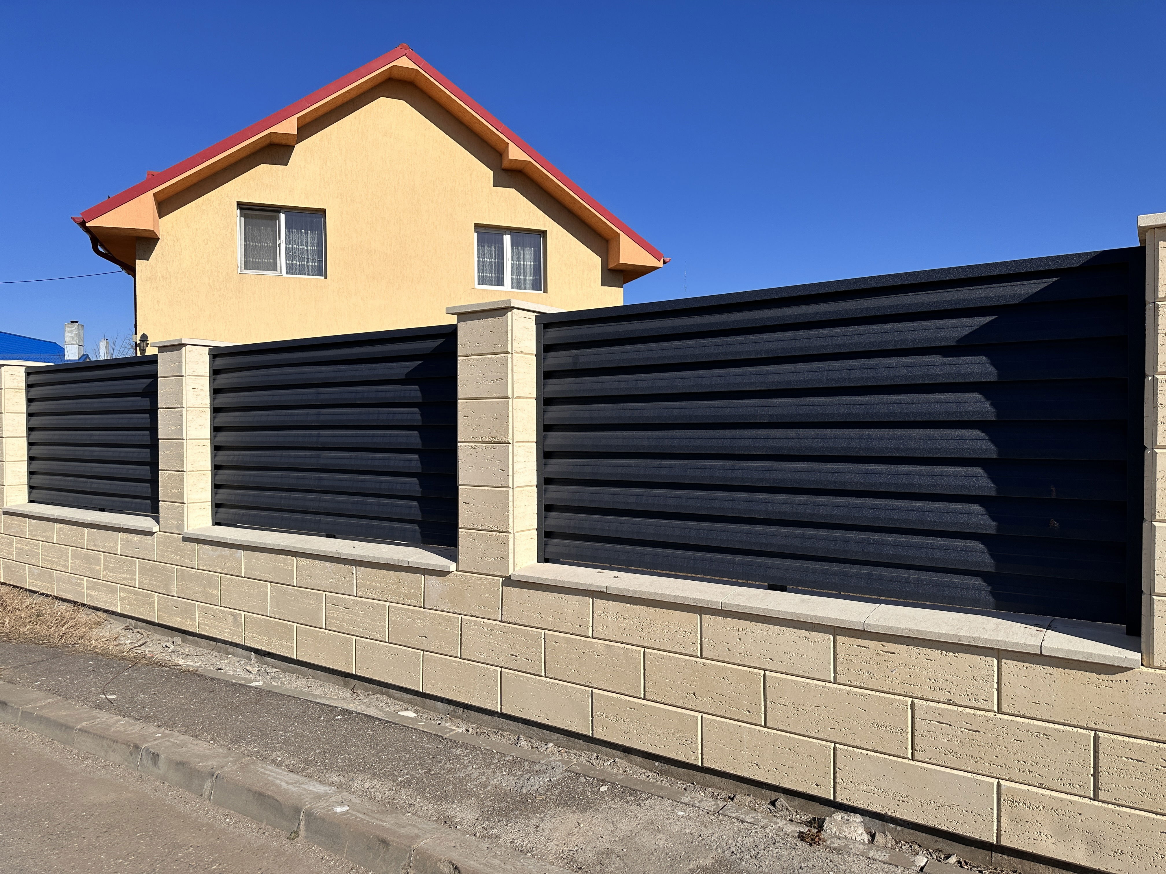 Venetian blind fences