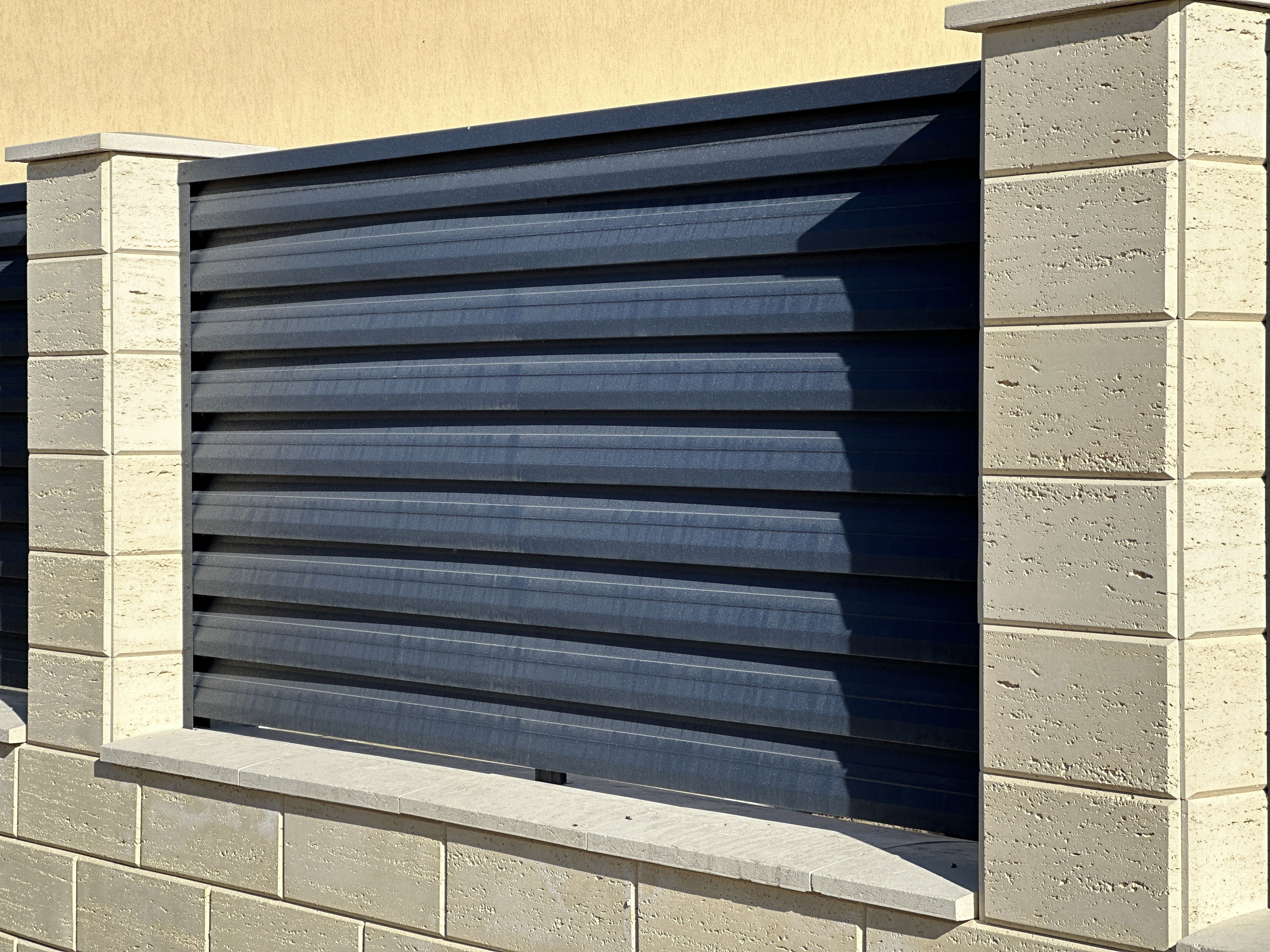Venetian blind fences
