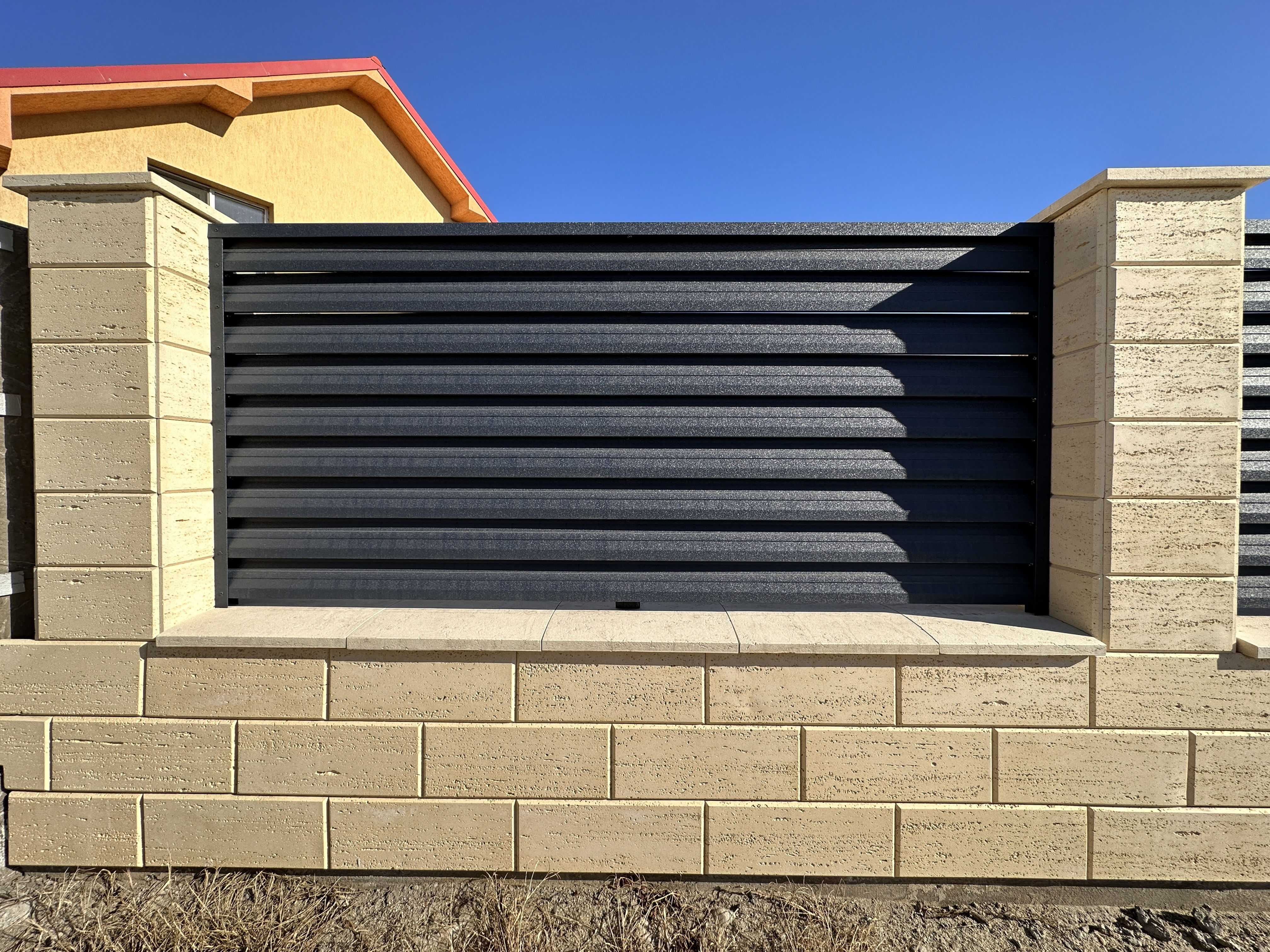 Venetian blind fences