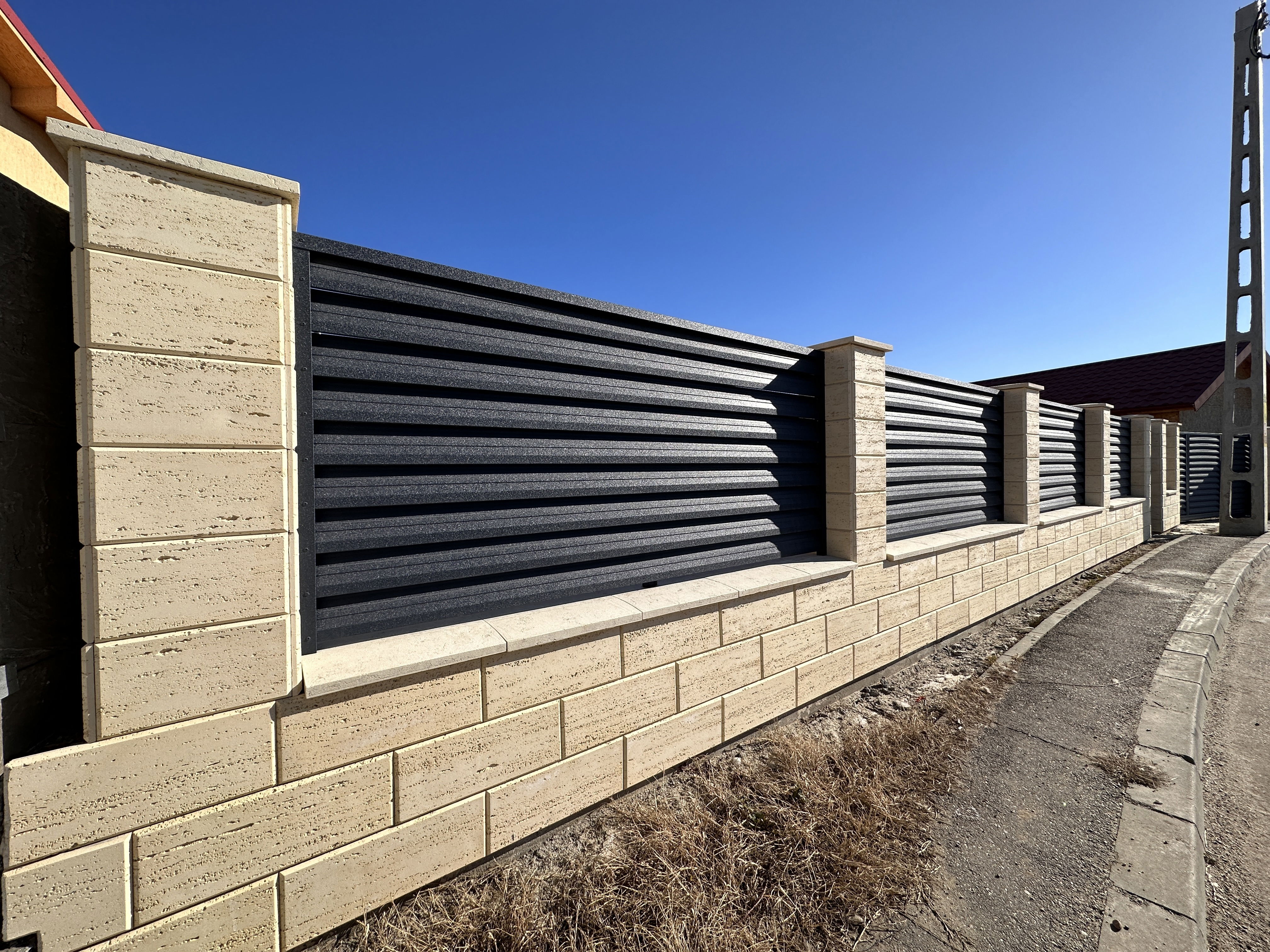 Venetian blind fences